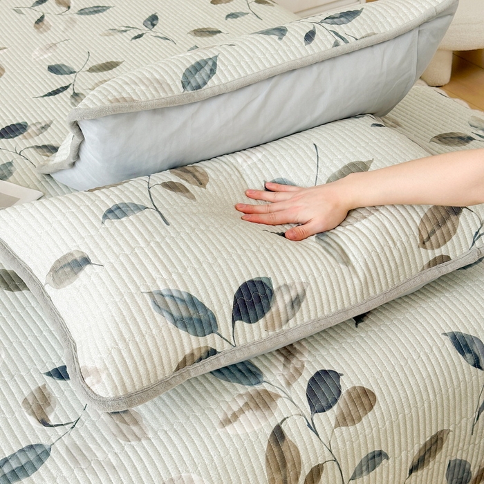 91家纺网 家纺一手货源 找家纺 LIFE.丽芙 2025新款A类四季可用A版全棉数码印花B版牛奶绒单件夹棉炕盖床盖三件套 床盖-叶纷飞