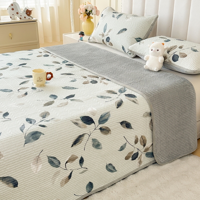 91家纺网 家纺一手货源 找家纺 LIFE.丽芙 2025新款A类四季可用A版全棉数码印花B版牛奶绒单件夹棉炕盖床盖三件套 床盖-叶纷飞