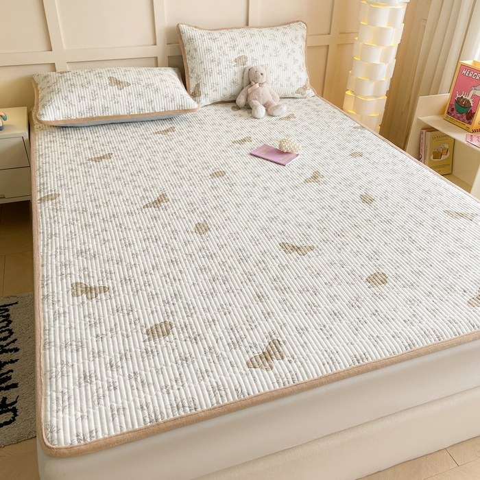 91家纺网 家纺一手货源 找家纺 LIFE.丽芙 2025新款A类四季可用A版全棉数码印花B版牛奶绒单件夹棉床褥垫三件套 床褥垫-蝶舞-咖