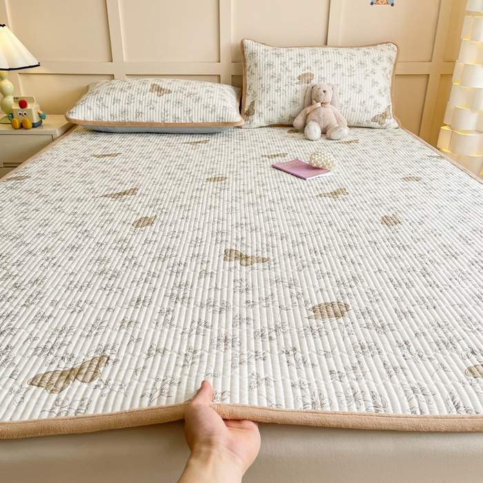 91家纺网 家纺一手货源 找家纺 LIFE.丽芙 2025新款A类四季可用A版全棉数码印花B版牛奶绒单件夹棉床褥垫三件套 床褥垫-蝶舞-咖