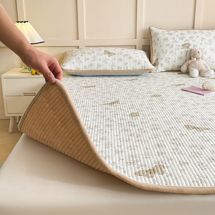 91家纺网 家纺一手货源 找家纺 LIFE.丽芙 2025新款A类四季可用A版全棉数码印花B版牛奶绒单件夹棉床褥垫三件套 床褥垫-蝶舞-咖