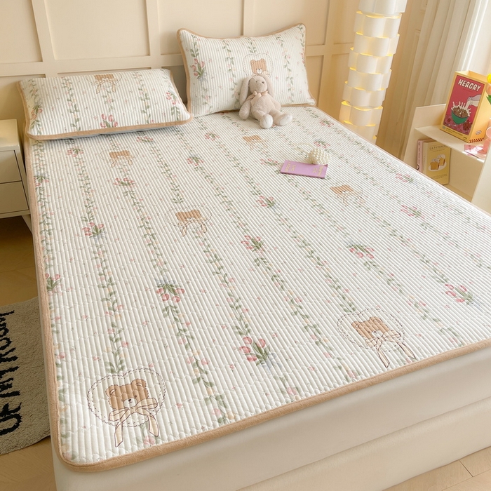 91家纺网 家纺一手货源 找家纺 LIFE.丽芙 2025新款A类四季可用A版全棉数码印花B版牛奶绒单件夹棉床褥垫三件套 床褥垫-花丛熊宝