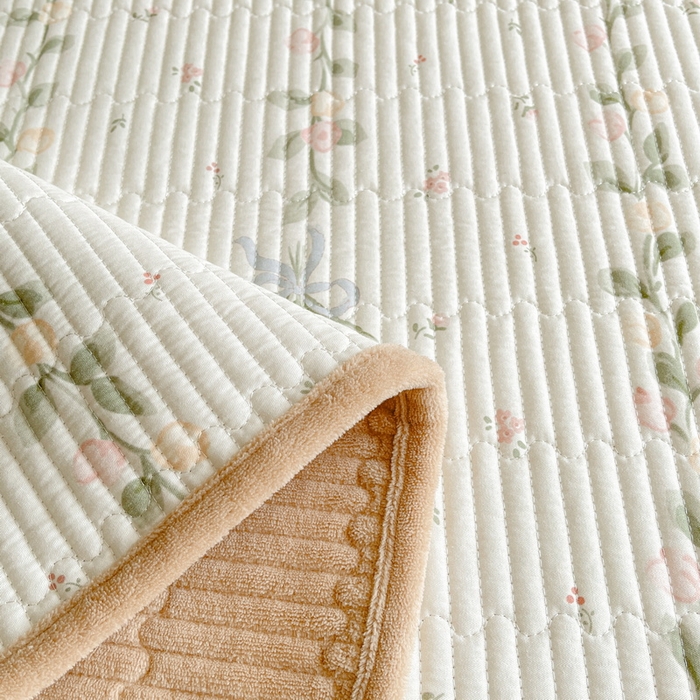 91家纺网 家纺一手货源 找家纺 LIFE.丽芙 2025新款A类四季可用A版全棉数码印花B版牛奶绒单件夹棉床褥垫三件套 床褥垫-花丛熊宝