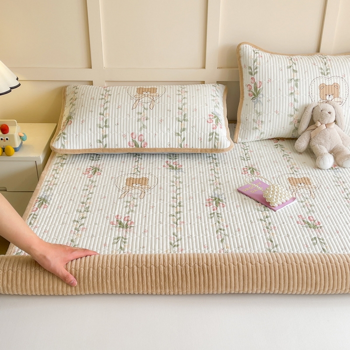 91家纺网 家纺一手货源 找家纺 LIFE.丽芙 2025新款A类四季可用A版全棉数码印花B版牛奶绒单件夹棉床褥垫三件套 床褥垫-花丛熊宝