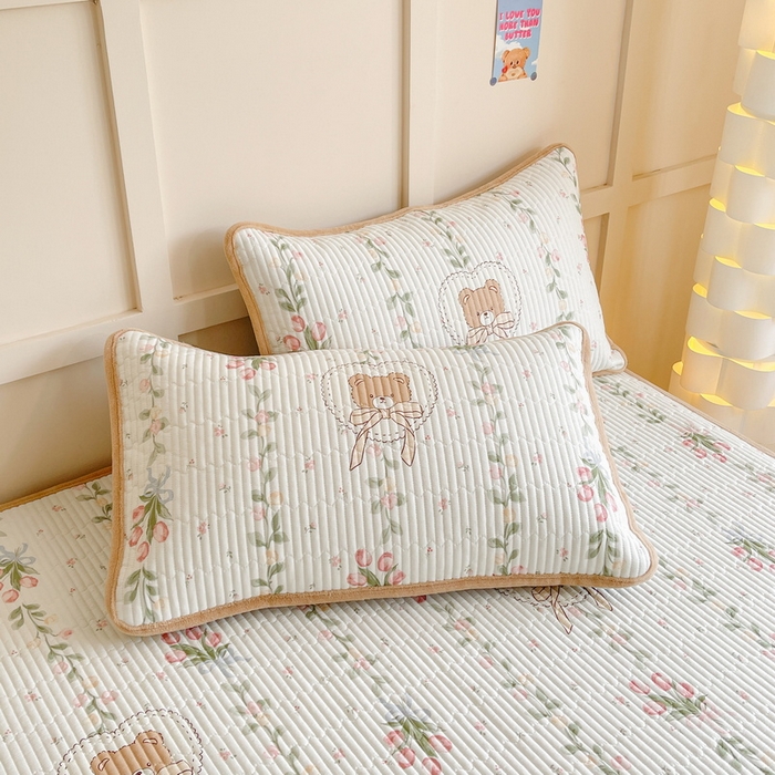 91家纺网 家纺一手货源 找家纺 LIFE.丽芙 2025新款A类四季可用A版全棉数码印花B版牛奶绒单件夹棉床褥垫三件套 床褥垫-花丛熊宝