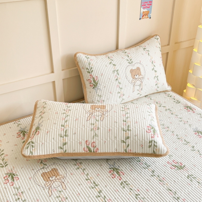 91家纺网 家纺一手货源 找家纺 LIFE.丽芙 2025新款A类四季可用A版全棉数码印花B版牛奶绒单件夹棉床褥垫三件套 床褥垫-花丛熊宝