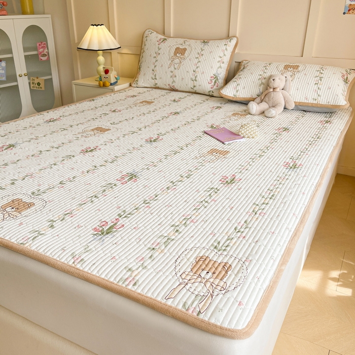 91家纺网 家纺一手货源 找家纺 LIFE.丽芙 2025新款A类四季可用A版全棉数码印花B版牛奶绒单件夹棉床褥垫三件套 床褥垫-花丛熊宝