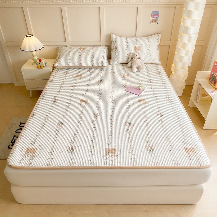 91家纺网 家纺一手货源 找家纺 LIFE.丽芙 2025新款A类四季可用A版全棉数码印花B版牛奶绒单件夹棉床褥垫三件套 床褥垫-花丛熊宝