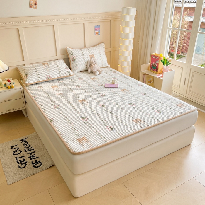 91家纺网 家纺一手货源 找家纺 LIFE.丽芙 2025新款A类四季可用A版全棉数码印花B版牛奶绒单件夹棉床褥垫三件套 床褥垫-花丛熊宝