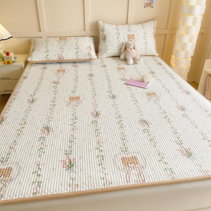 91家纺网 家纺一手货源 找家纺 LIFE.丽芙 2025新款A类四季可用A版全棉数码印花B版牛奶绒单件夹棉床褥垫三件套 床褥垫-花丛熊宝