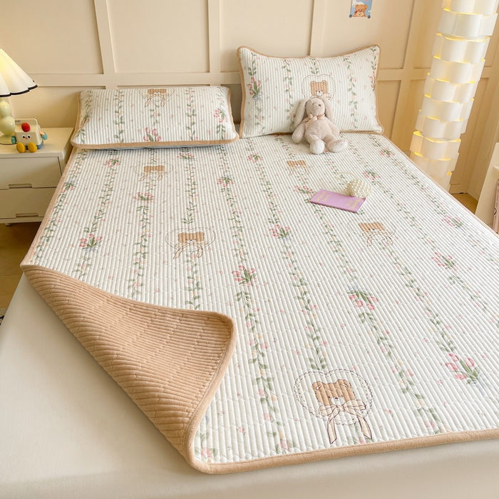 91家纺网 家纺一手货源 找家纺 LIFE.丽芙 2025新款A类四季可用A版全棉数码印花B版牛奶绒单件夹棉床褥垫三件套 床褥垫-花丛熊宝