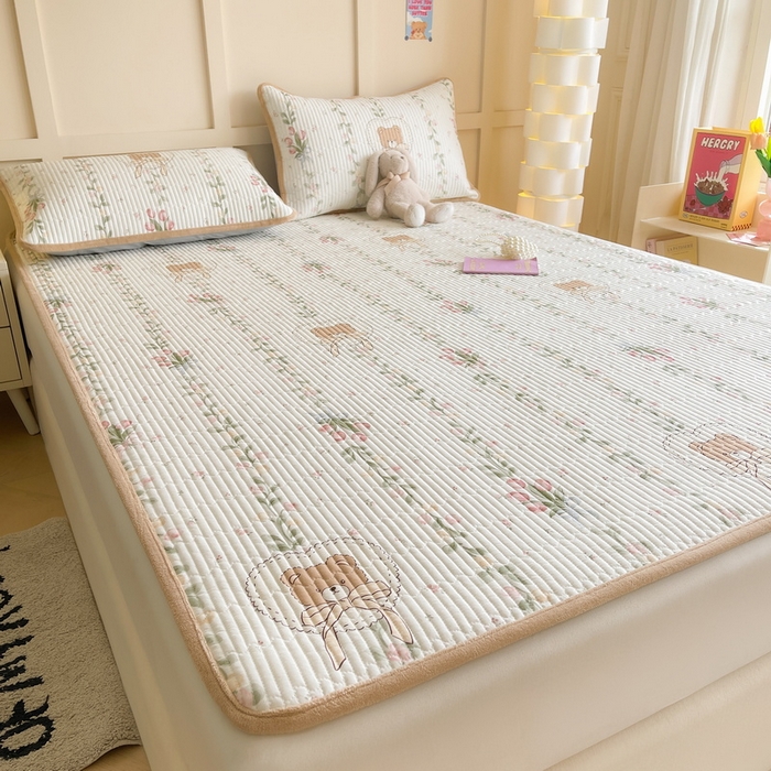 91家纺网 家纺一手货源 找家纺 LIFE.丽芙 2025新款A类四季可用A版全棉数码印花B版牛奶绒单件夹棉床褥垫三件套 床褥垫-花丛熊宝