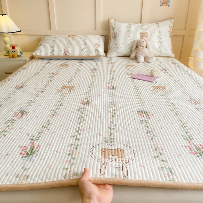 91家纺网 家纺一手货源 找家纺 LIFE.丽芙 2025新款A类四季可用A版全棉数码印花B版牛奶绒单件夹棉床褥垫三件套 床褥垫-花丛熊宝