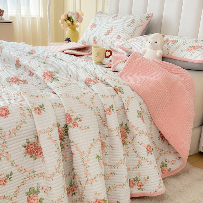 91家纺网 家纺一手货源 找家纺 LIFE.丽芙 2025新款A类四季可用A版全棉数码印花B版牛奶绒单件夹棉炕盖床盖三件套 床盖-花锦