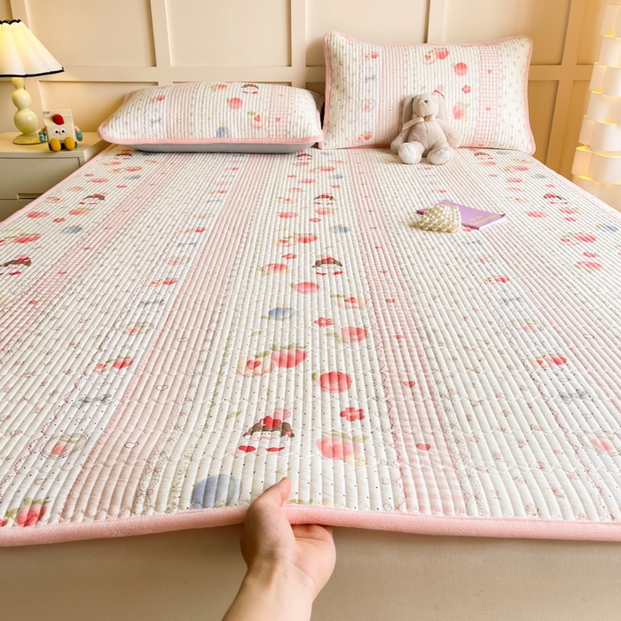 91家纺网 家纺一手货源 找家纺 LIFE.丽芙 2025新款A类四季可用A版全棉数码印花B版牛奶绒单件夹棉床褥垫三件套 床褥垫-爱心小妹