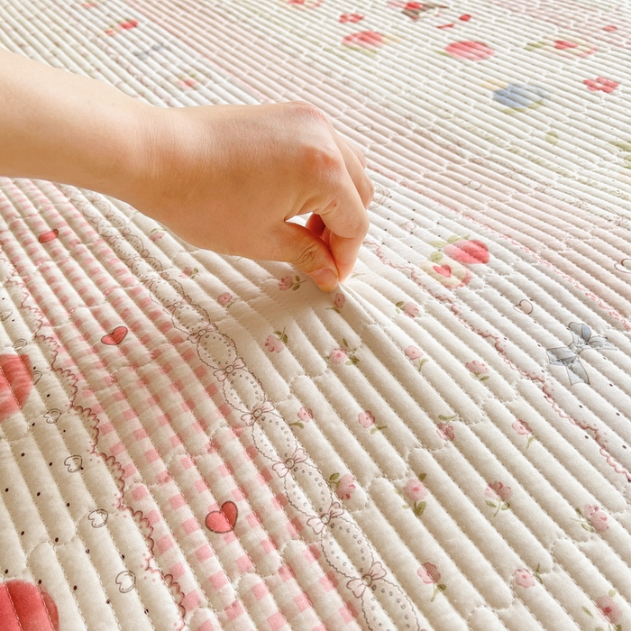 91家纺网 家纺一手货源 找家纺 LIFE.丽芙 2025新款A类四季可用A版全棉数码印花B版牛奶绒单件夹棉床褥垫三件套 床褥垫-爱心小妹