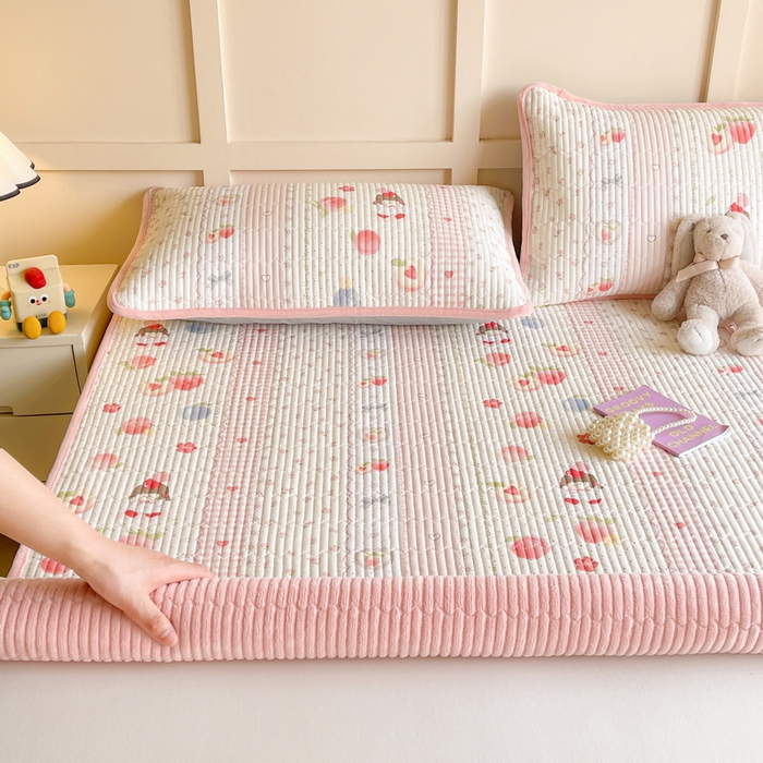 91家纺网 家纺一手货源 找家纺 LIFE.丽芙 2025新款A类四季可用A版全棉数码印花B版牛奶绒单件夹棉床褥垫三件套 床褥垫-爱心小妹