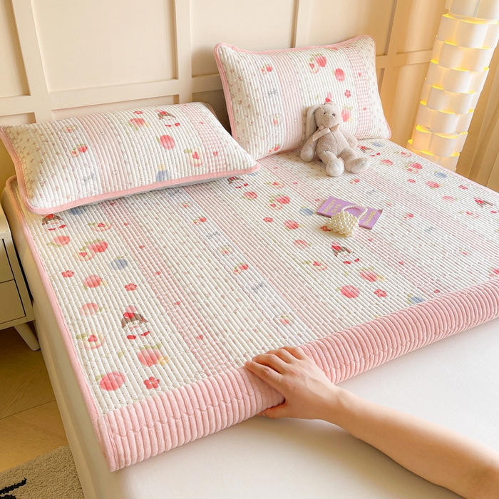 91家纺网 家纺一手货源 找家纺 LIFE.丽芙 2025新款A类四季可用A版全棉数码印花B版牛奶绒单件夹棉床褥垫三件套 床褥垫-爱心小妹