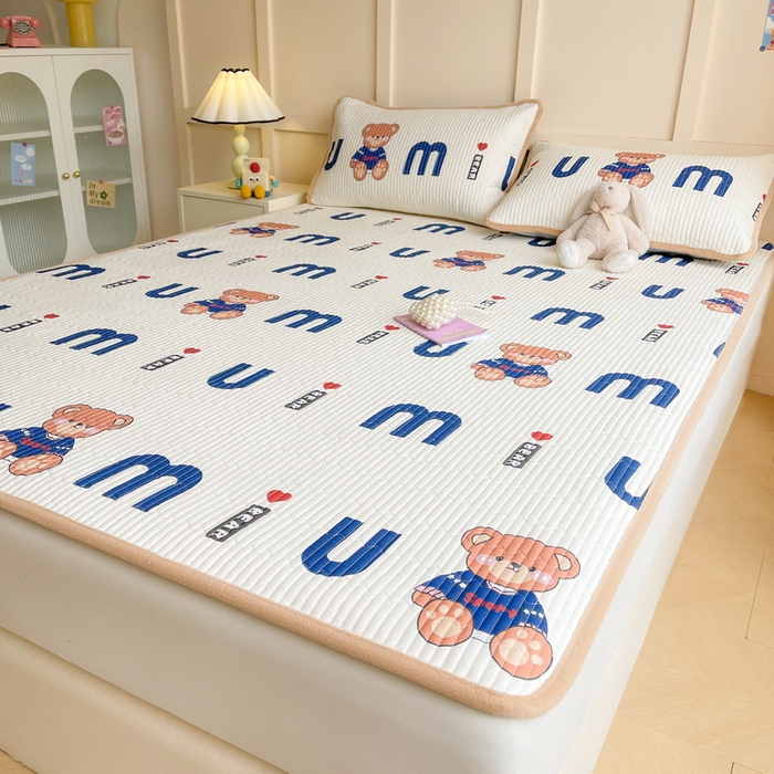 91家纺网 家纺一手货源 找家纺 LIFE.丽芙 2025新款A类四季可用A版全棉数码印花B版牛奶绒单件夹棉床褥垫三件套 床褥垫-妙妙熊