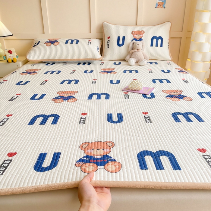 91家纺网 家纺一手货源 找家纺 LIFE.丽芙 2025新款A类四季可用A版全棉数码印花B版牛奶绒单件夹棉床褥垫三件套 床褥垫-妙妙熊