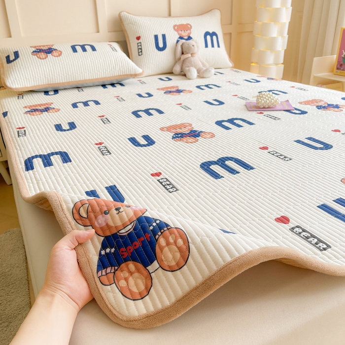 91家纺网 家纺一手货源 找家纺 LIFE.丽芙 2025新款A类四季可用A版全棉数码印花B版牛奶绒单件夹棉床褥垫三件套 床褥垫-妙妙熊