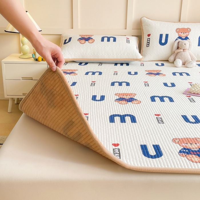 91家纺网 家纺一手货源 找家纺 LIFE.丽芙 2025新款A类四季可用A版全棉数码印花B版牛奶绒单件夹棉床褥垫三件套 床褥垫-妙妙熊