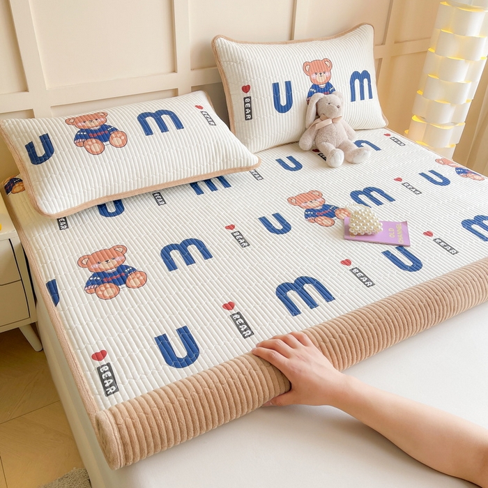 91家纺网 家纺一手货源 找家纺 LIFE.丽芙 2025新款A类四季可用A版全棉数码印花B版牛奶绒单件夹棉床褥垫三件套 床褥垫-妙妙熊