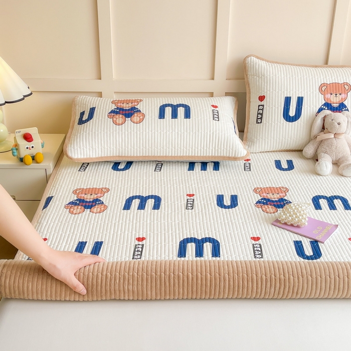 91家纺网 家纺一手货源 找家纺 LIFE.丽芙 2025新款A类四季可用A版全棉数码印花B版牛奶绒单件夹棉床褥垫三件套 床褥垫-妙妙熊