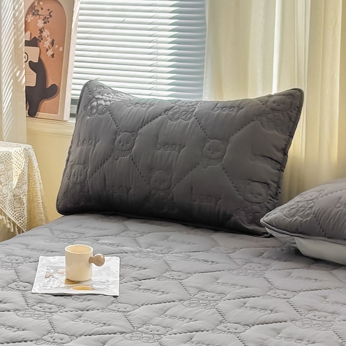 91家纺网 家纺一手货源 找家纺 LIFE.丽芙 2025新款磨毛超声波夹棉机包边枕套 小熊夹棉枕套-高级灰