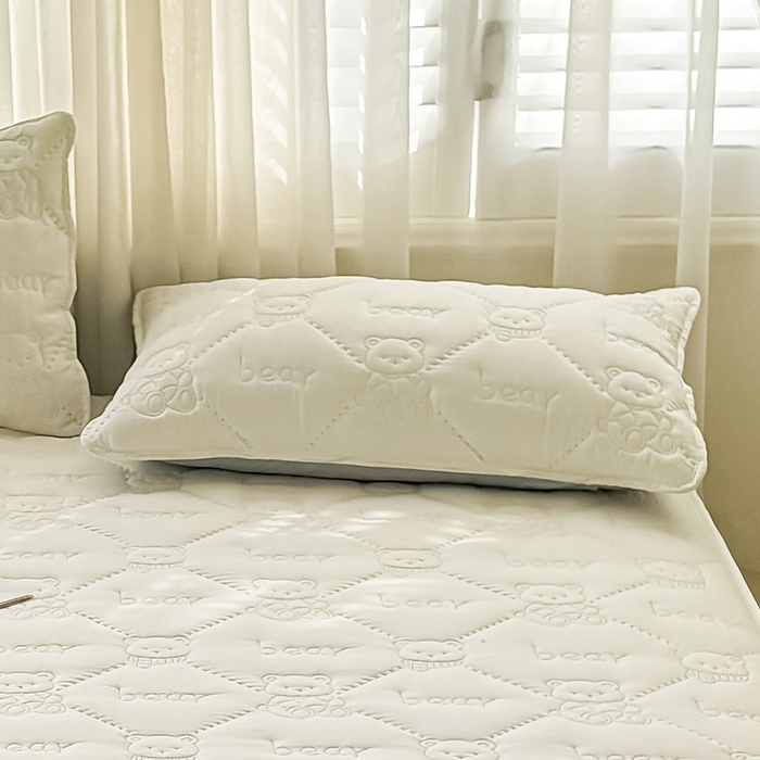 91家纺网 家纺一手货源 找家纺 LIFE.丽芙 2025新款磨毛超声波夹棉机包边枕套 小熊夹棉枕套-奶昔白