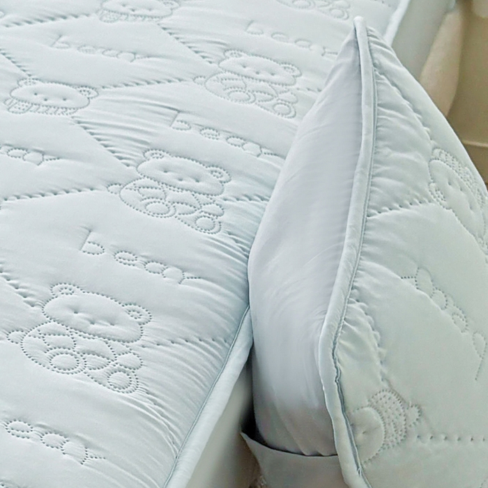 91家纺网 家纺一手货源 找家纺 LIFE.丽芙 2025新款磨毛超声波夹棉机包边枕套 小熊夹棉枕套-天空蓝