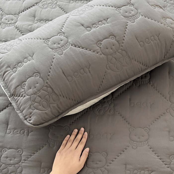 91家纺网 家纺一手货源 找家纺 LIFE.丽芙 2025新款磨毛超声波夹棉机包边枕套 小熊夹棉枕套-高级灰