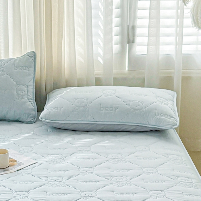 91家纺网 家纺一手货源 找家纺 LIFE.丽芙 2025新款磨毛超声波夹棉机包边枕套 小熊夹棉枕套-天空蓝