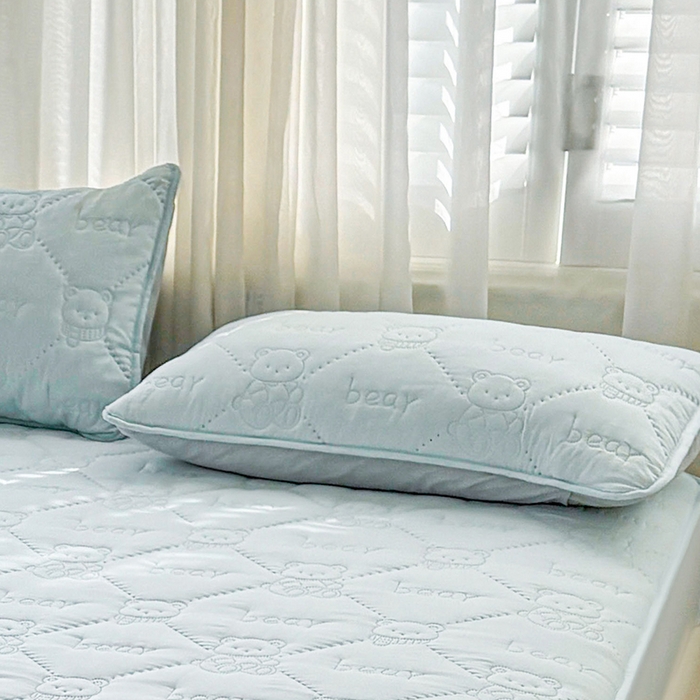 91家纺网 家纺一手货源 找家纺 LIFE.丽芙 2025新款磨毛超声波夹棉机包边枕套 小熊夹棉枕套-天空蓝