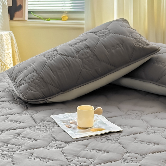 91家纺网 家纺一手货源 找家纺 LIFE.丽芙 2025新款磨毛超声波夹棉机包边枕套 小熊夹棉枕套-高级灰