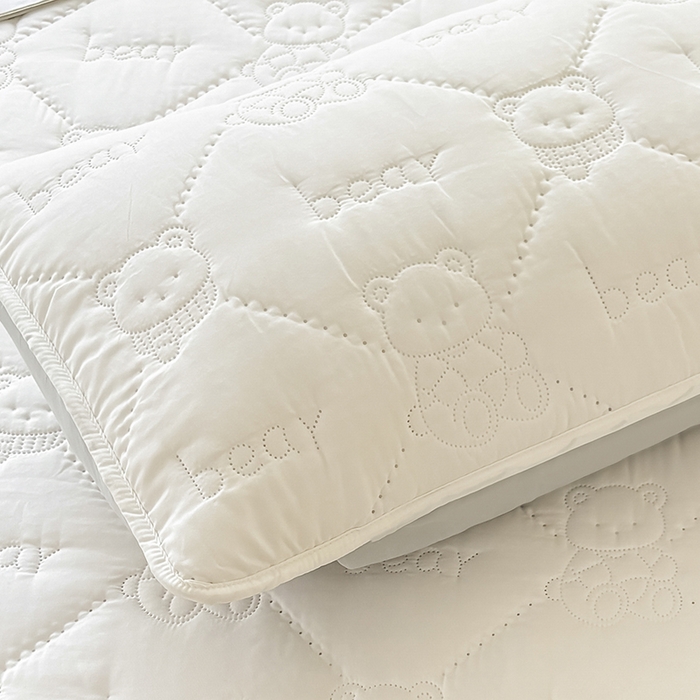 91家纺网 家纺一手货源 找家纺 LIFE.丽芙 2025新款磨毛超声波夹棉机包边枕套 小熊夹棉枕套-象牙白