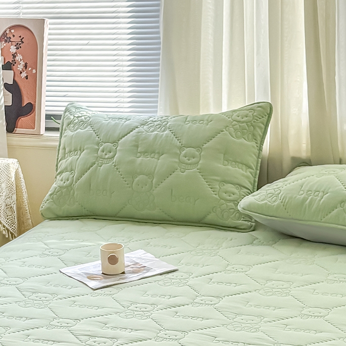 91家纺网 家纺一手货源 找家纺 LIFE.丽芙 2025新款磨毛超声波夹棉机包边枕套 小熊夹棉枕套-松石绿