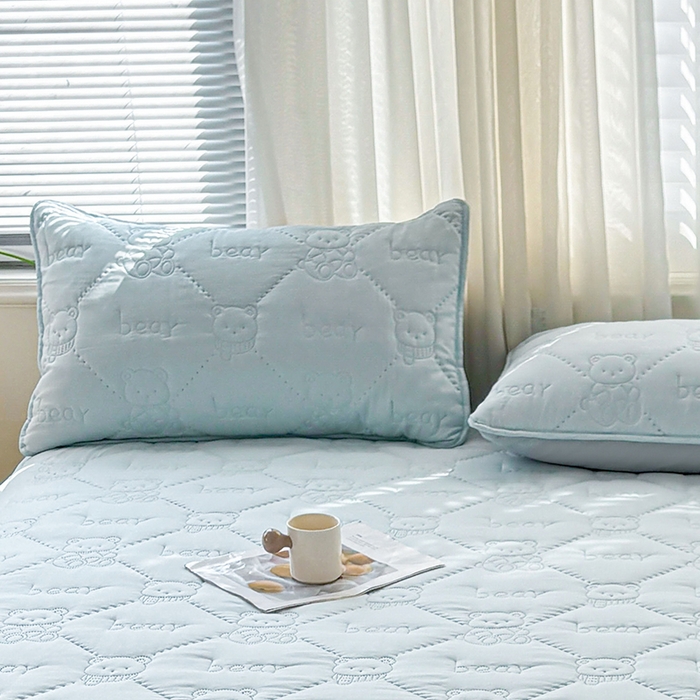 91家纺网 家纺一手货源 找家纺 LIFE.丽芙 2025新款磨毛超声波夹棉机包边枕套 小熊夹棉枕套-天空蓝