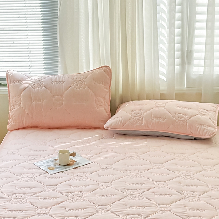 91家纺网 家纺一手货源 找家纺 LIFE.丽芙 2025新款磨毛超声波夹棉机包边枕套 小熊夹棉枕套-奶油粉