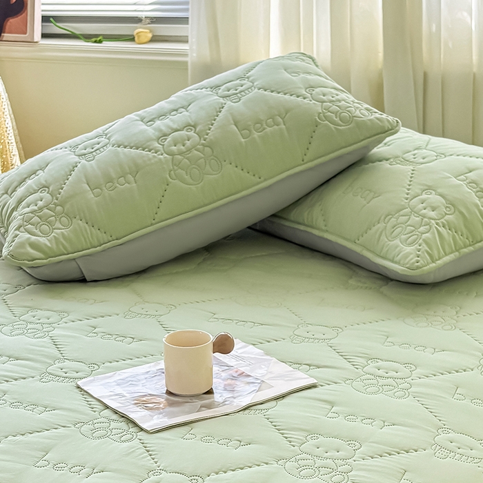 91家纺网 家纺一手货源 找家纺 LIFE.丽芙 2025新款磨毛超声波夹棉机包边枕套 小熊夹棉枕套-松石绿