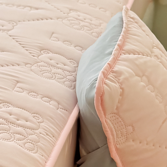 91家纺网 家纺一手货源 找家纺 LIFE.丽芙 2025新款磨毛超声波夹棉机包边枕套 小熊夹棉枕套-奶油粉