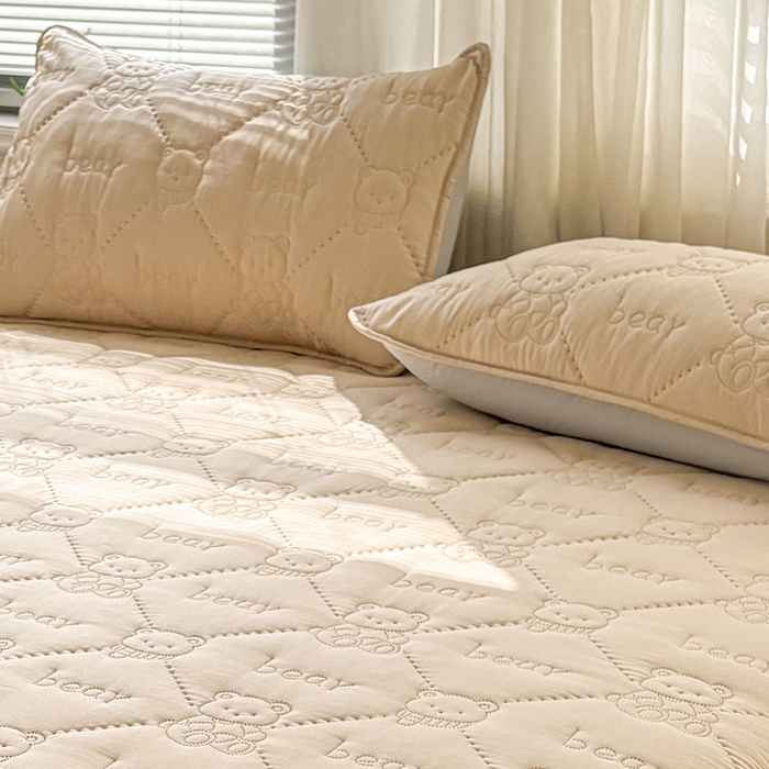 91家纺网 家纺一手货源 找家纺 LIFE.丽芙 2025新款磨毛超声波夹棉机包边枕套 小熊夹棉枕套-奶茶