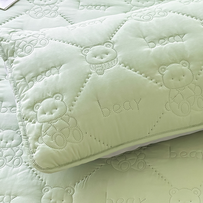 91家纺网 家纺一手货源 找家纺 LIFE.丽芙 2025新款磨毛超声波夹棉机包边枕套 小熊夹棉枕套-松石绿