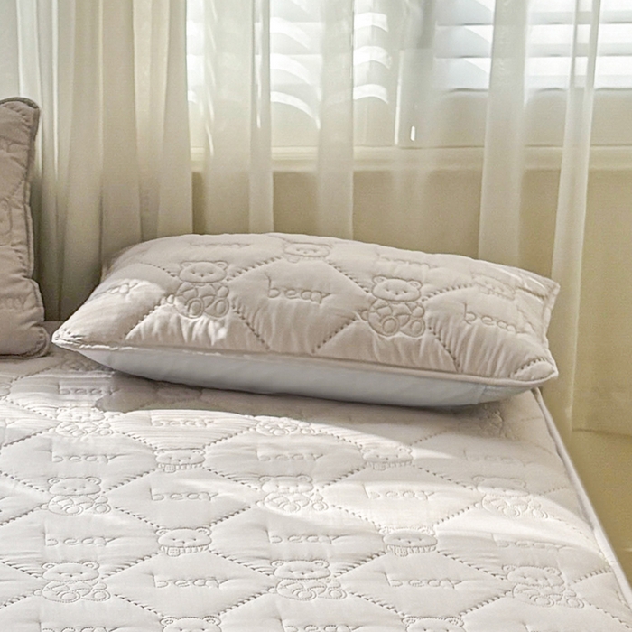 91家纺网 家纺一手货源 找家纺 LIFE.丽芙 2025新款磨毛超声波夹棉机包边枕套 小熊夹棉枕套-山灰