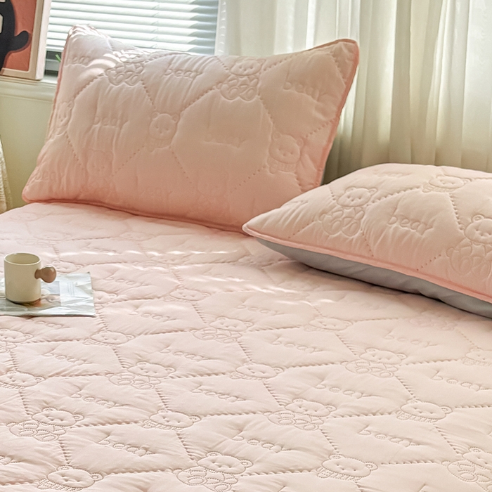 91家纺网 家纺一手货源 找家纺 LIFE.丽芙 2025新款磨毛超声波夹棉机包边枕套 小熊夹棉枕套-奶油粉