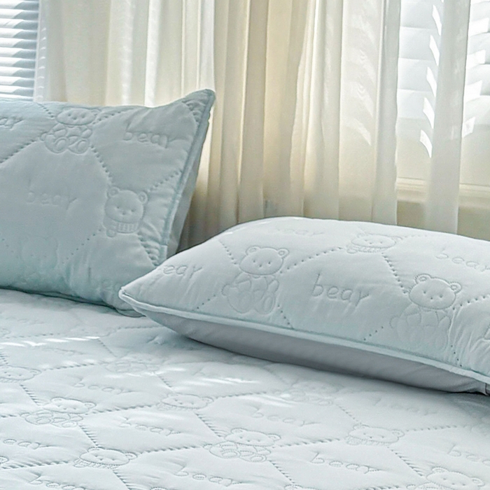 91家纺网 家纺一手货源 找家纺 LIFE.丽芙 2025新款磨毛超声波夹棉机包边枕套 小熊夹棉枕套-天空蓝