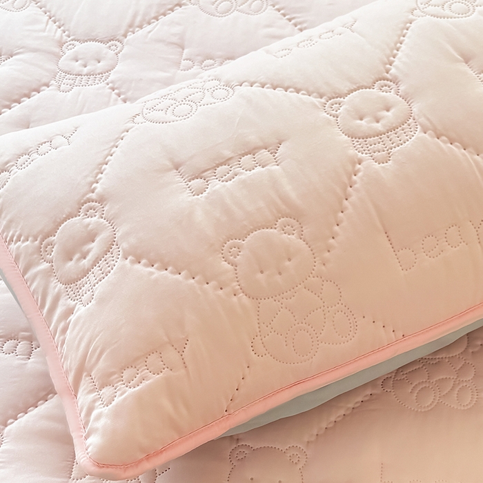 91家纺网 家纺一手货源 找家纺 LIFE.丽芙 2025新款磨毛超声波夹棉机包边枕套 小熊夹棉枕套-奶油粉