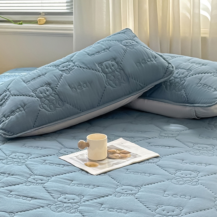 91家纺网 家纺一手货源 找家纺 LIFE.丽芙 2025新款磨毛超声波夹棉机包边枕套 小熊夹棉枕套-宾利蓝