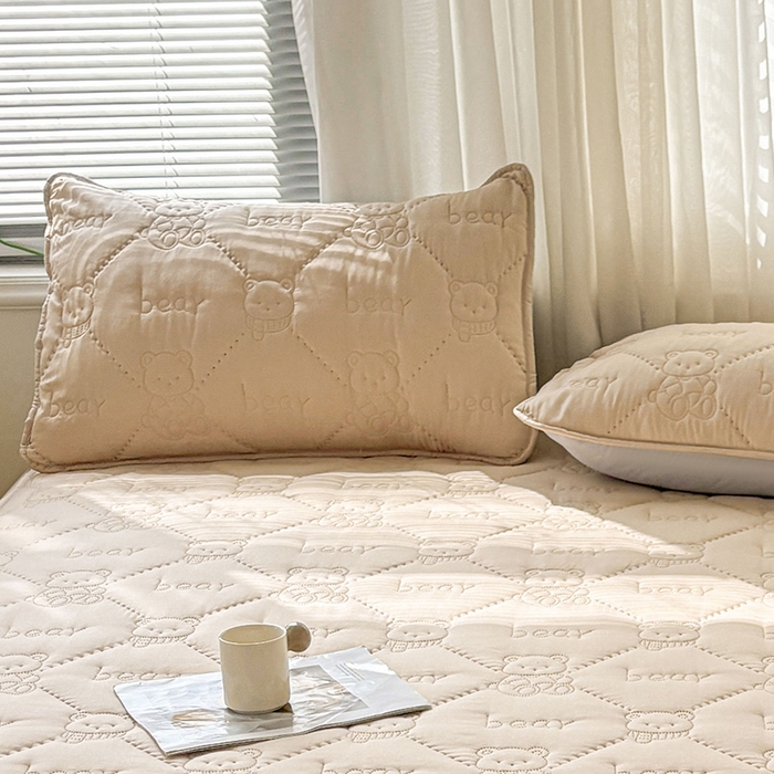 91家纺网 家纺一手货源 找家纺 LIFE.丽芙 2025新款磨毛超声波夹棉机包边枕套 小熊夹棉枕套-奶茶