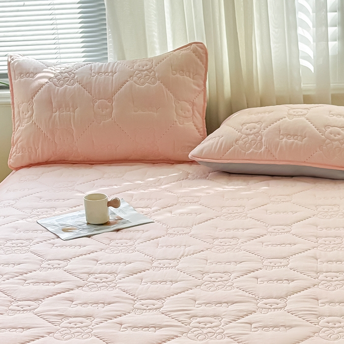 91家纺网 家纺一手货源 找家纺 LIFE.丽芙 2025新款磨毛超声波夹棉机包边枕套 小熊夹棉枕套-奶油粉